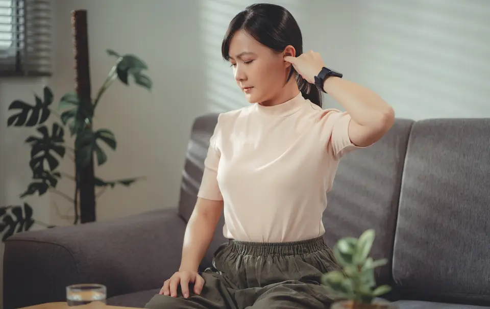 抓挠发痒耳朵的女士