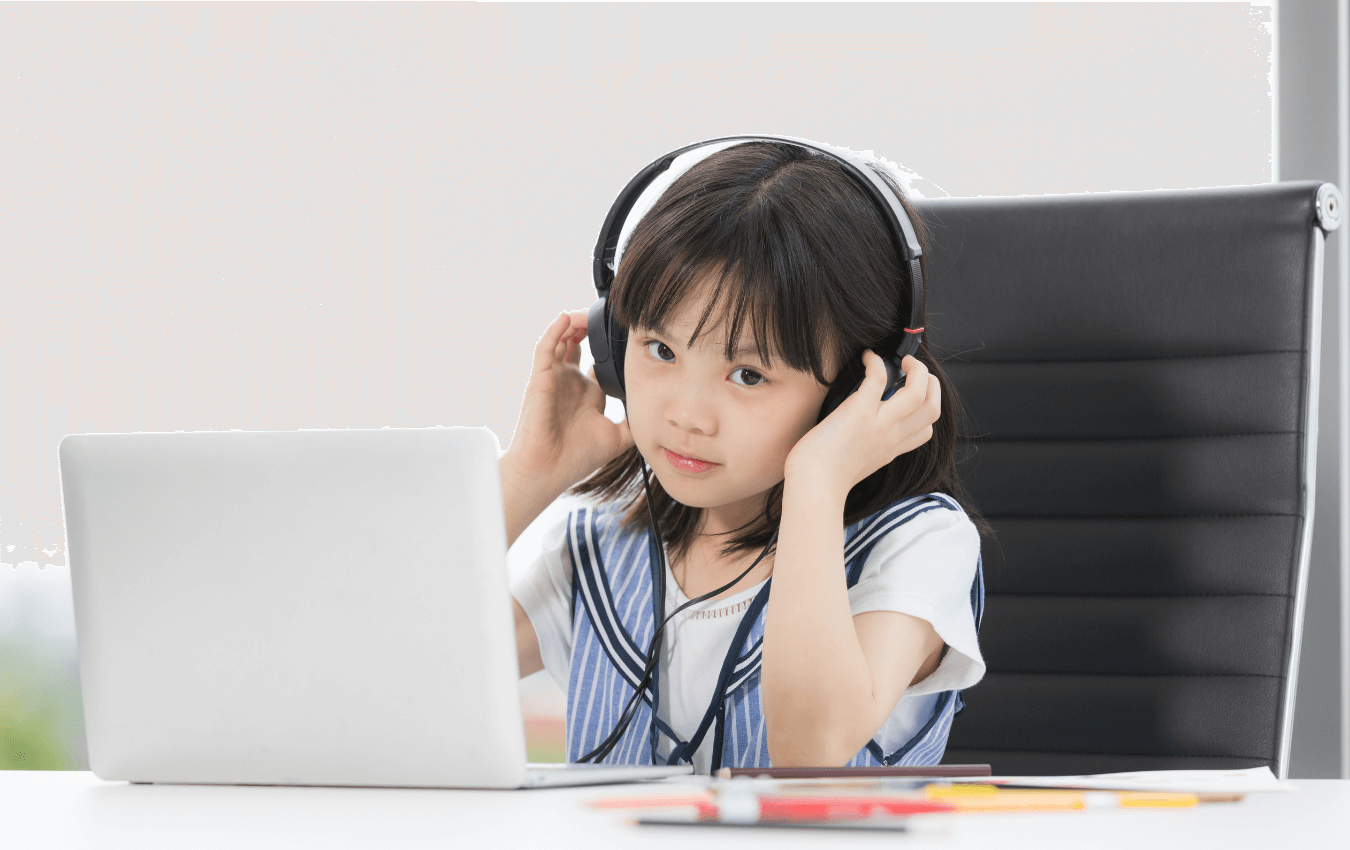 Gadis Asia mendengarkan headphone
