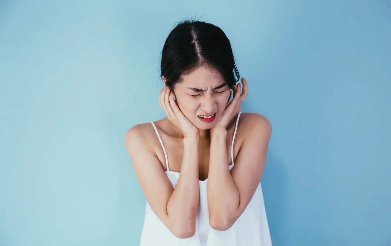 Wanita dengan telinga berdenging