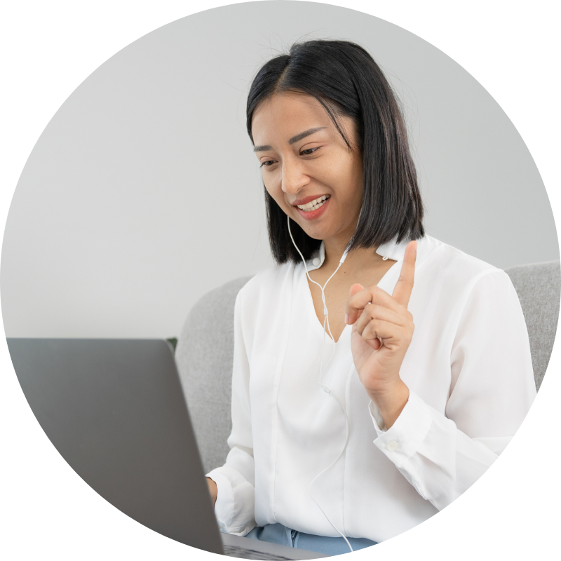 Seorang wanita menjalani tes pendengaran online dari Hearing Partners